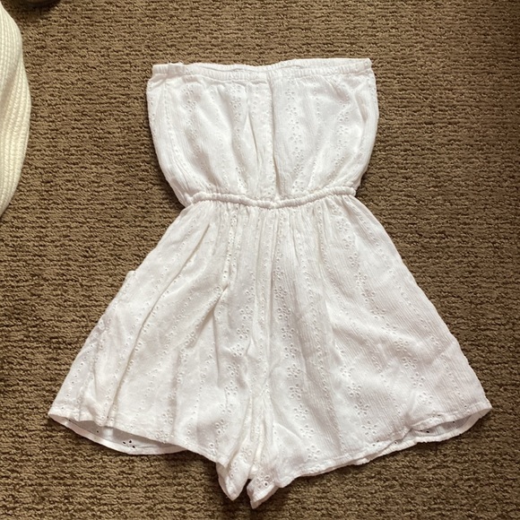 White lace Hollister romper - Picture 2 of 3